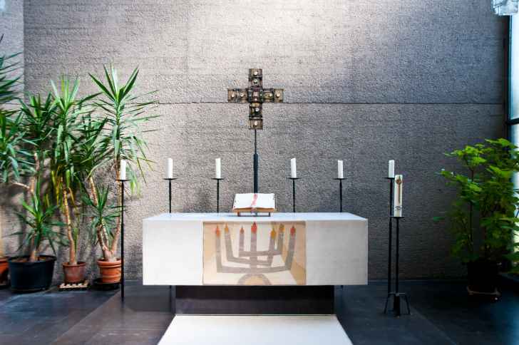 Altar mit Kreuz